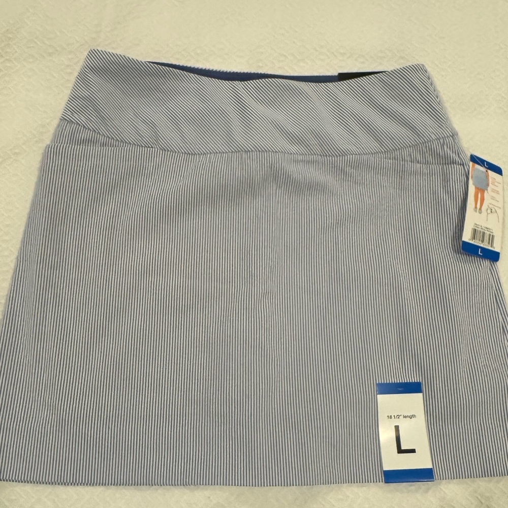 NWT seersucker blue and white skort